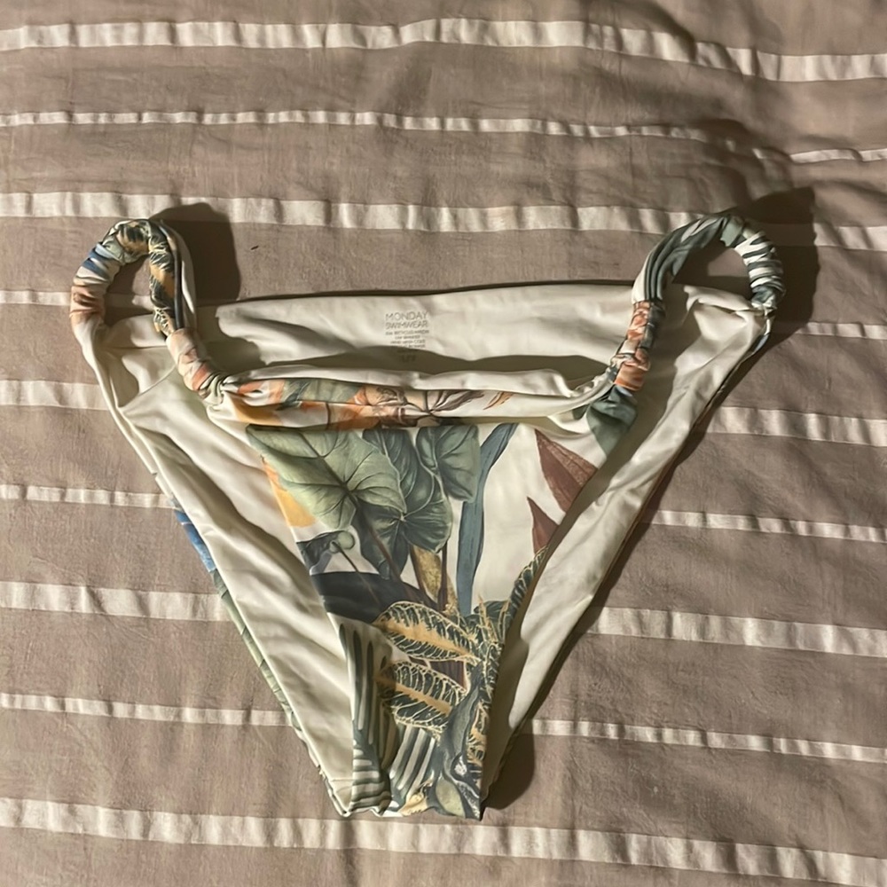 Monday swimwear tulum bottom size L/V